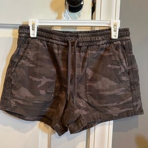 Athleta camo Farallon short size 6